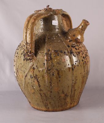 un vase marron orné d'un oiseau sur fond blanc