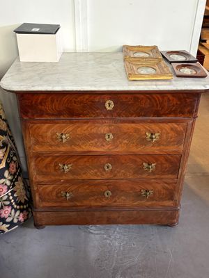 une commode en marbre dans une pièce