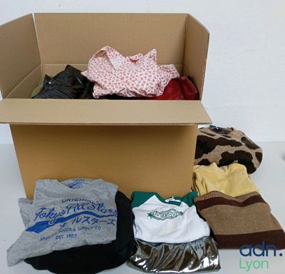 une boîte en carton remplie de vêtements et d'autres objets