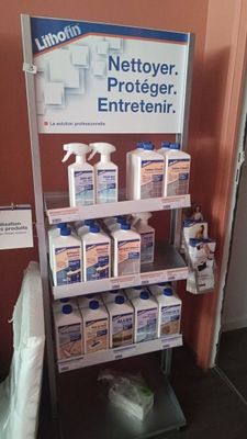 un présentoir de produits d'entretien sur une étagère dans un magasin