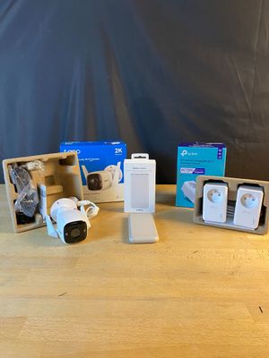 de nombreux objets posés sur une table en bois