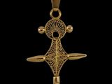 un pendentif en or orné d'une croix