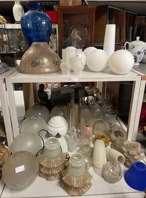 une étagère remplie de vases en verre et d'autres objets