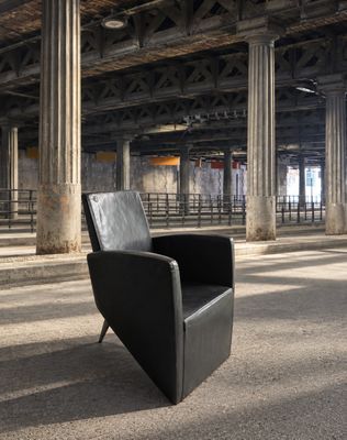 une chaise qui se trouve dans une grande pièce