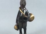 figurine en bronze représentant un lapin tenant une clochette en laiton
