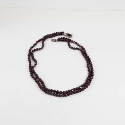 gros plan d'un collier de perles sur une surface blanche