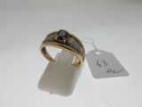 l'image d'une bague en or ornée d'une pierre noire