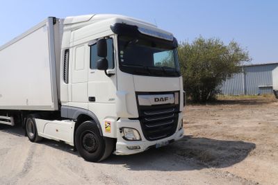 un camion blanc garé dans la poussière