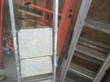 une échelle adossée au mur d'une pièce