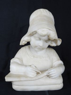 statue en marbre représentant une jeune fille assise sur un tabouret, en train d'écrire un livre