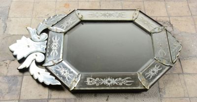 un miroir posé par terre
