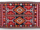 un tapis rouge et noir orné de motifs géométriques