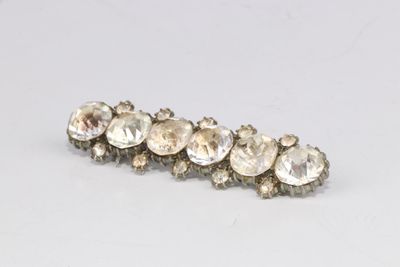 un gros plan sur un bouquet de diamants posés sur une surface blanche