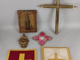 plusieurs objets religieux, notamment une croix, une croix, une image et une plaque