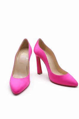 une paire d'escarpins roses sur fond blanc