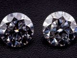 une paire de diamants taillés en diamant sur un fond noir