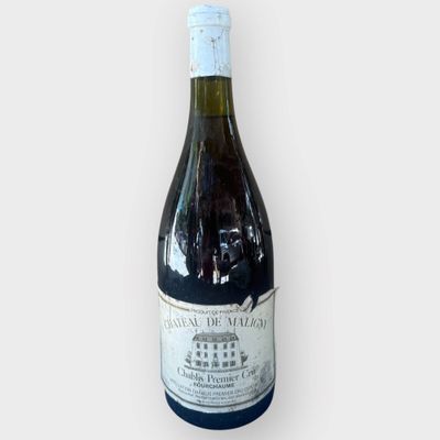 une bouteille de vin posée sur une table