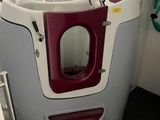 des toilettes avec un siège rouge au milieu