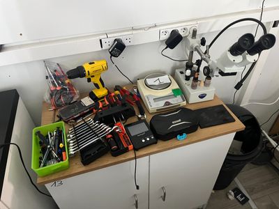 Lot comprenant un microscope OPTIKA, une balance de précision METTLER  - Photo 1