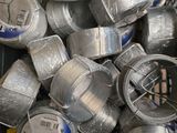 un gros tas de boîtes de conserve dans un conteneur