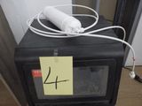 un micro-ondes noir sur lequel est collé un autocollant jaune