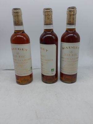 trois bouteilles de vin posées l'une à côté de l'autre sur une table