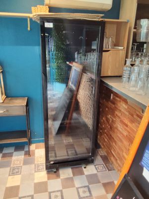 une photo d'une porte vitrée dans un magasin