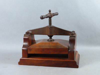 un support en bois sur lequel repose un objet en métal
