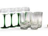 de nombreux verres et vases alignés les uns à côté des autres