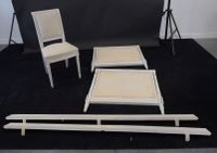 Cadre de lit en bois mouluré peint blanc.