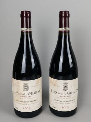 deux bouteilles de vin rouge posées l'une à côté de l'autre sur une table