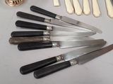 a lot of knives and knives that are on the table