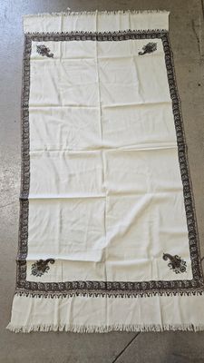 Beau châle en fine laine crème à décor broché de quatre écoi…