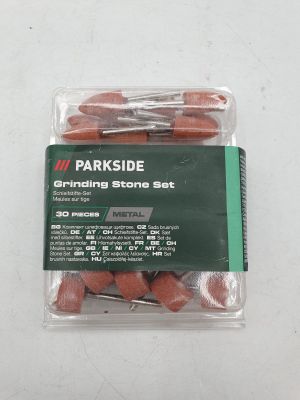 un paquet de pilules rouges posé sur une surface blanche