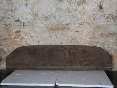 un banc en bois orné d'un motif sculpté