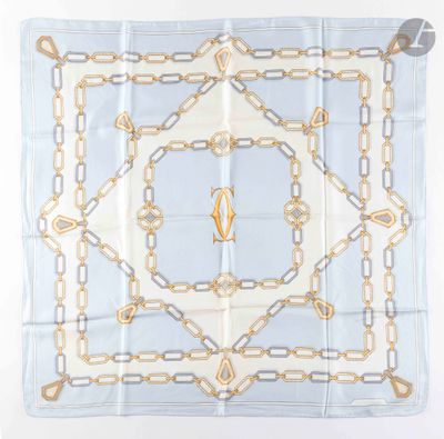 une écharpe bleue et blanche ornée d'un motif de maillons dorés