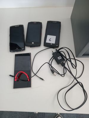 un grand nombre de téléphones portables posés sur une table