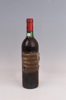 une bouteille de vin entourée d'une corde