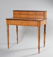Bureau à gradin en placage d'érable moucheté ouvrant par un …