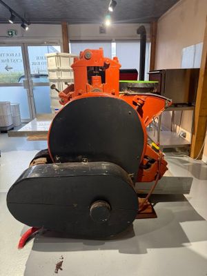 une machine posée sur le sol d'une pièce