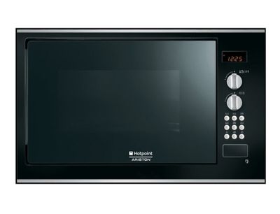 un four à micro-ondes noir posé sur un comptoir blanc