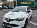 une voiture blanche garée sur un parking à côté d'un camion