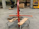 une photo d'une table sur laquelle est posé un panneau, dans un entrepôt