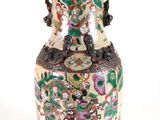 un vase avec un motif floral posé sur une table