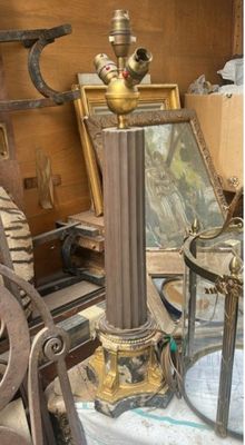 une lampe posée sur une table