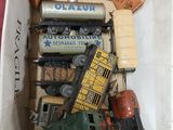 une boîte remplie de petits trains et d'autres véhicules miniatures