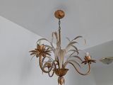 un lustre suspendu au plafond d'une pièce