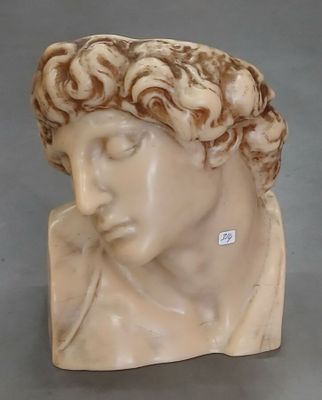 buste en marbre représentant un homme aux cheveux bouclés, posé sur un socle gris
