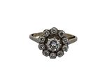 gros plan d'une bague en diamant sur fond blanc