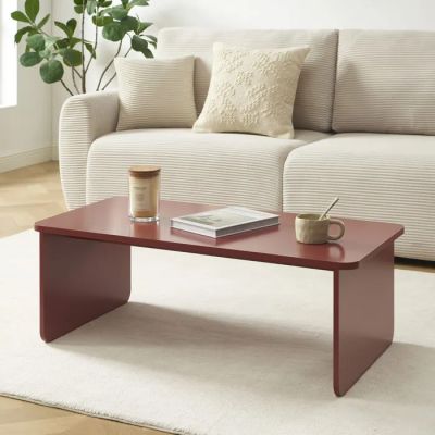 une table basse avec un livre dans un salon